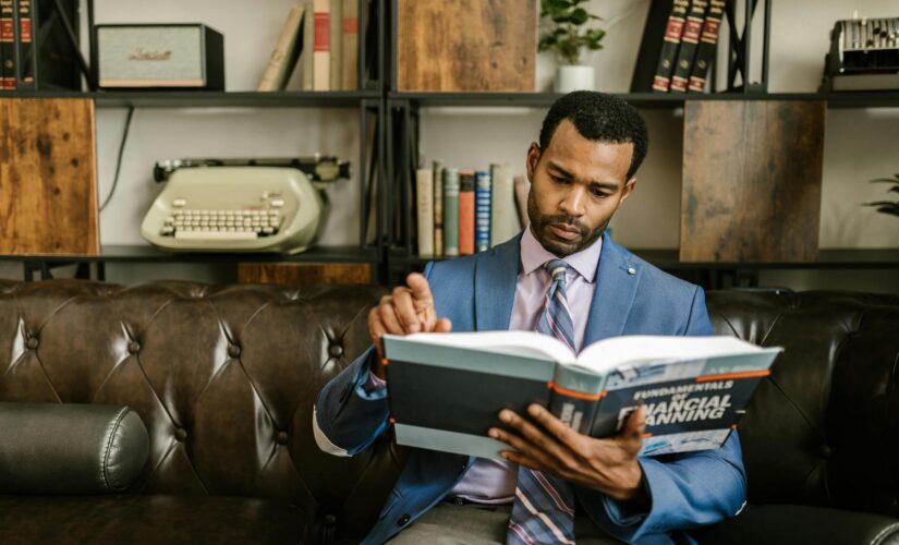 Literatura para Crescimento Profissional: Livros Essenciais para Desenvolvimento Pessoal e Carreira