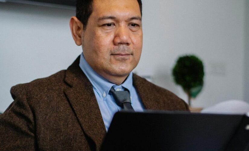 Benefícios da Consultoria Jurídica Online para o Crescimento na Carreira e Desenvolvimento Profissional