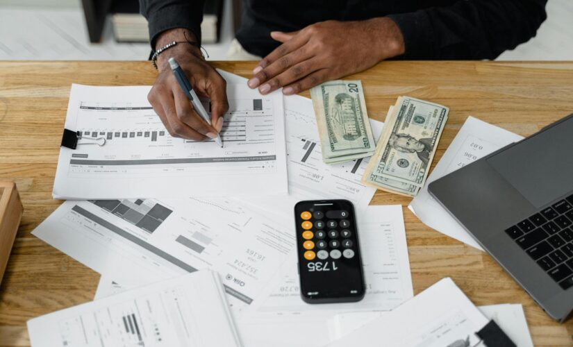 Transforme sua vida com 10 Dicas de Finanças para Melhorar suas Finanças Pessoais e Avançar na Carreira