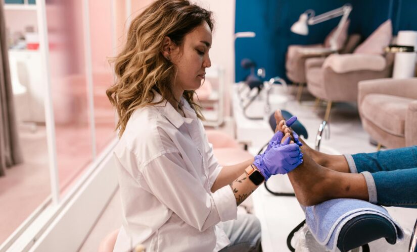 Acelere sua carreira na beleza com cursos de manicure e pedicure atualizados em 2023