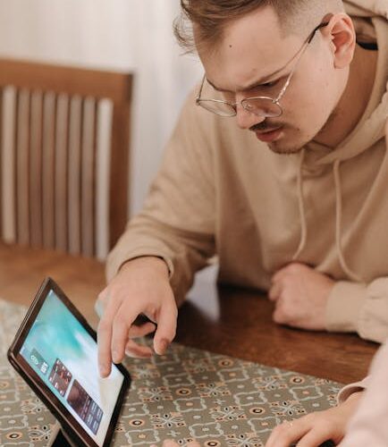 Confiança Digital para Negócios: Educação e Tecnologia na Era do Entretenimento