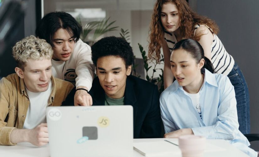 Negócios e Educação em Sintonia: Tecnologia, Desenvolvimento Pessoal e Entretenimento para Empreendedores